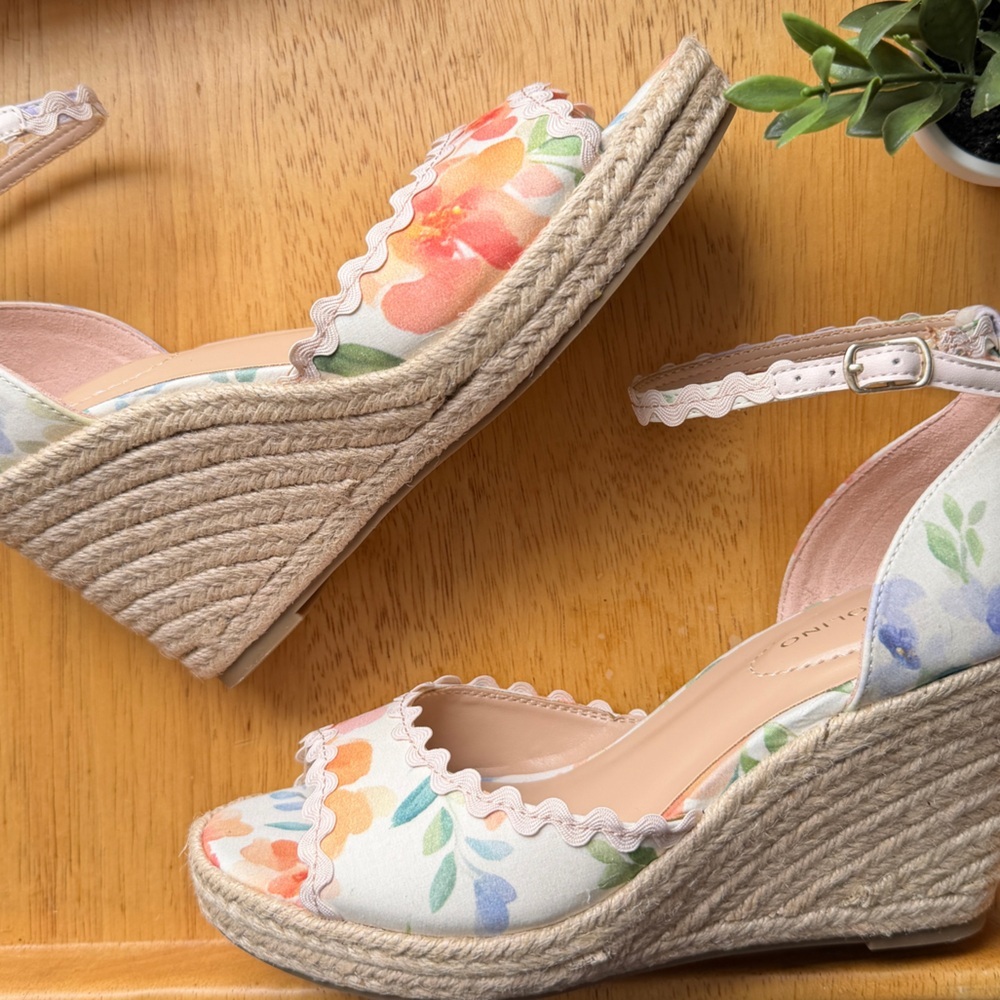 The Bandolino Kendri Floral Wedge Sandal Size 6 BRAND NEW - Picture 3 of 10